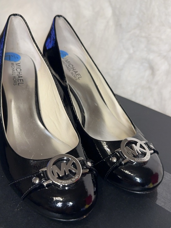 Michael Kors Shoes - Michael Kors Black Patent Leather Icon Logo Pumps